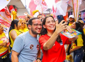 Maria Arraes e Vitinho Maia se reúnem com comerciantes e populares em Caruaru 