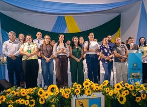 Débora Almeida participa de desfile de 7 de Setembro em Tacaimbó