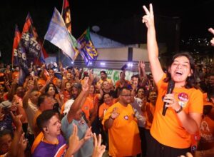 Viviane Facundes intensifica campanha com caminhada pelas ruas de Gravatá