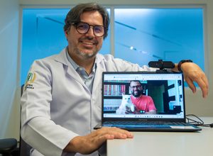 Conecta Patinhas oferece atendimento veterinário gratuito por videochamada