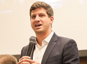 João Campos apresenta propostas para descentralizar a saúde pública