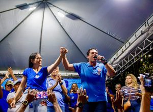 Iza e Túlio Arruda realizam caminhada com apoiadores em Vitória de Santo Antão