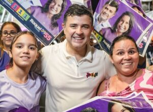Eduardo da Fonte participa de porta a porta ao lado de Raquel Lyra