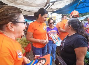 Em Bezerros, Viviane Facundes participa de caminhada na feira livre