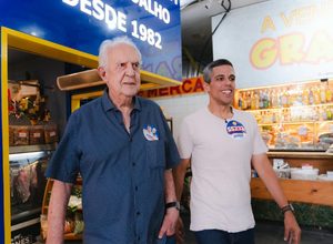 Jarbas Filho inicia sábado de campanha com Jarbas Vasconcelos em Casa Amarela