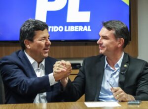 Flávio Bolsonaro participa de ato no Recife em apoio à candidatura de Mendonça 