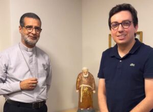 Em Caruaru, Raffiê Dellon exalta fé em Nossa Senhora das Dores