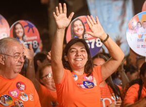 Viviane Facundes realiza caminhada no bairro Santa Luzia, em Gravatá