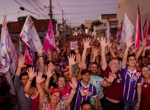 Durante caminhada em Arcoverde, Zeca Cavalcanti reforça apoio a aliados