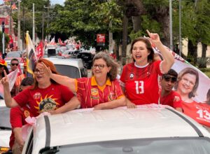 Em Olinda, Teresa Leitão participa de carreata ao lado de Liana e Ivete