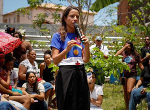 Em conversa com mulheres, Raquel apresenta ações para a comunidade Caranguejo Tabaiares
