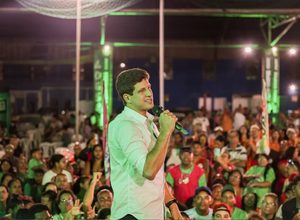 Em Beberibe, João Campos compara gestão do Recife com governo estadual
