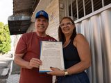 Lula Cabral entrega primeiros títulos de propriedade a moradores da Destilaria