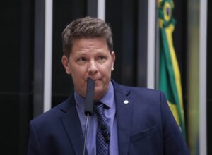 PF realiza buscas contra Mário Frias e produtora de filme sobre Bolsonaro