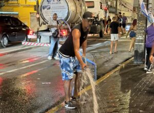 Campanha de Raquel realiza limpeza das ruas após ato no Centro do Recife