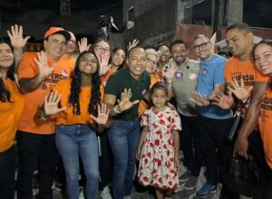 Lupércio faz caminhada em Paulista e porta a porta em Olinda