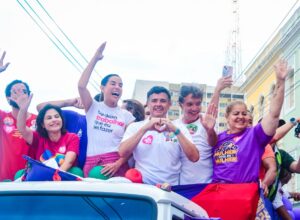 Andréa Medeiros participa de caminhada com Raquel Lyra e aliados no Recife