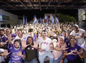 Junto a aliados, Anderson Luiz percorre bairros de Caruaru em caminhada