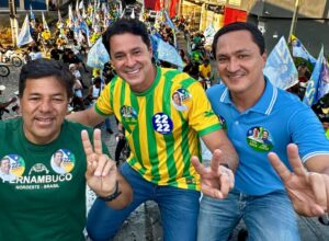 Anderson, André e Mendonça participam de carreata em Timbaúba