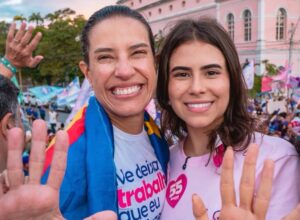 Lara Santana entra de cabeça na campanha de Raquel Lyra