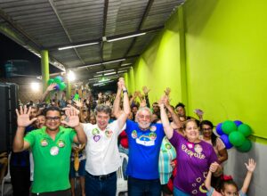 Andréa Medeiros e Guilherme Uchoa Jr. se reúnem com moradores do Tururu