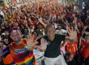 Lupércio destaca ações em Paulista durante caminhada em Jardim Maranguape
