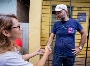 Débora Almeida visita Ribeirão e conversa com moradores de Vila Rica
