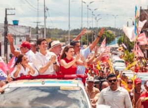 Marília Arraes acompanha João Campos em carreatas no Recife e em Ipojuca