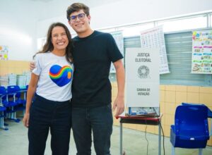 Após perrengue no primeiro turno, filho de Raquel Lyra vota sem imprevistos em Caruaru