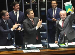 Com presença de Lula, Congresso promulga emenda do fim da escala 6×1