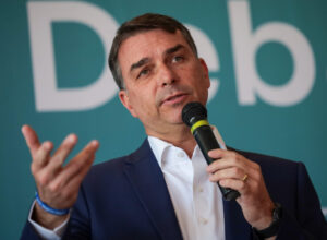 Datafolha aponta Flávio Bolsonaro com 52% dos votos válidos