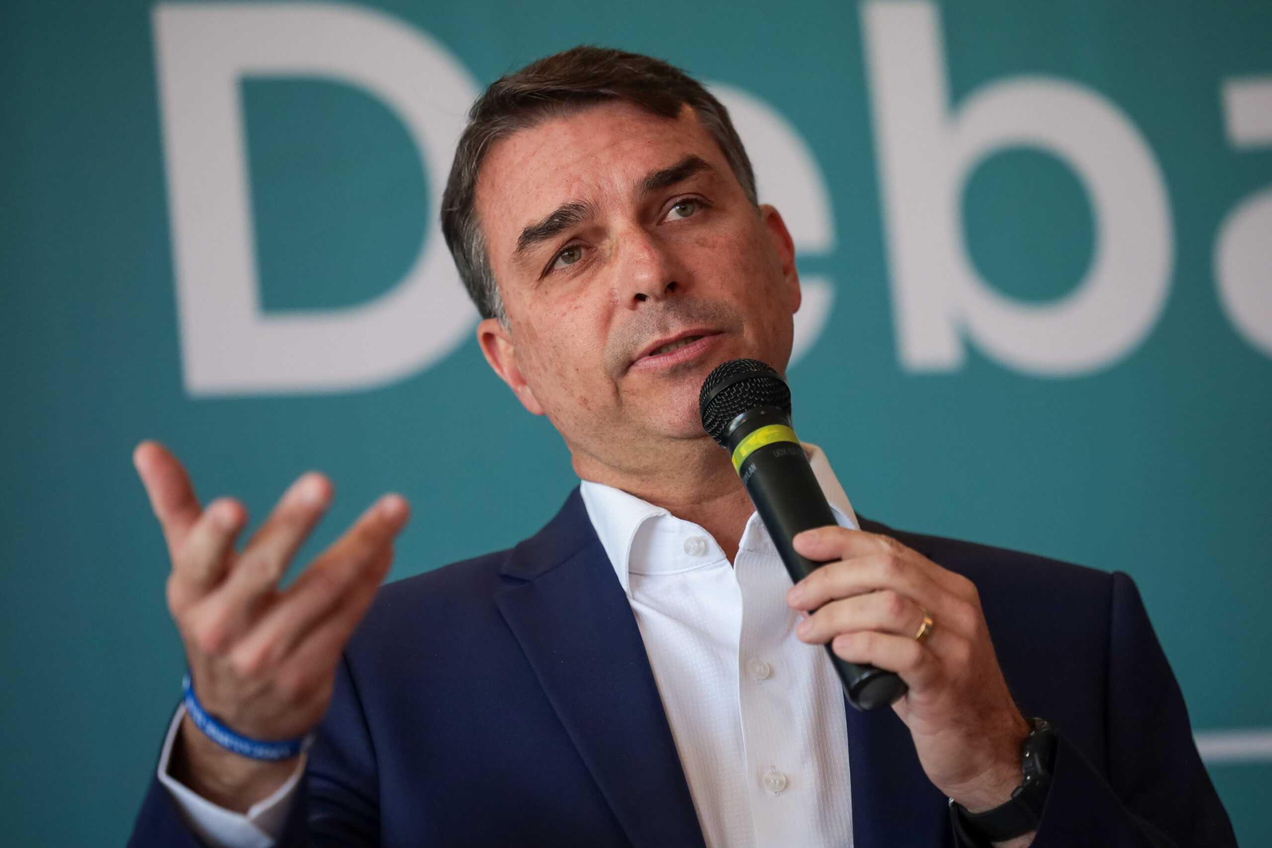 Datafolha aponta Flávio Bolsonaro com 52% dos votos válidos