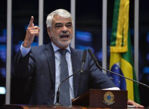 Humberto aciona órgãos federais e pede investigação sobre incêndio na UFPE
