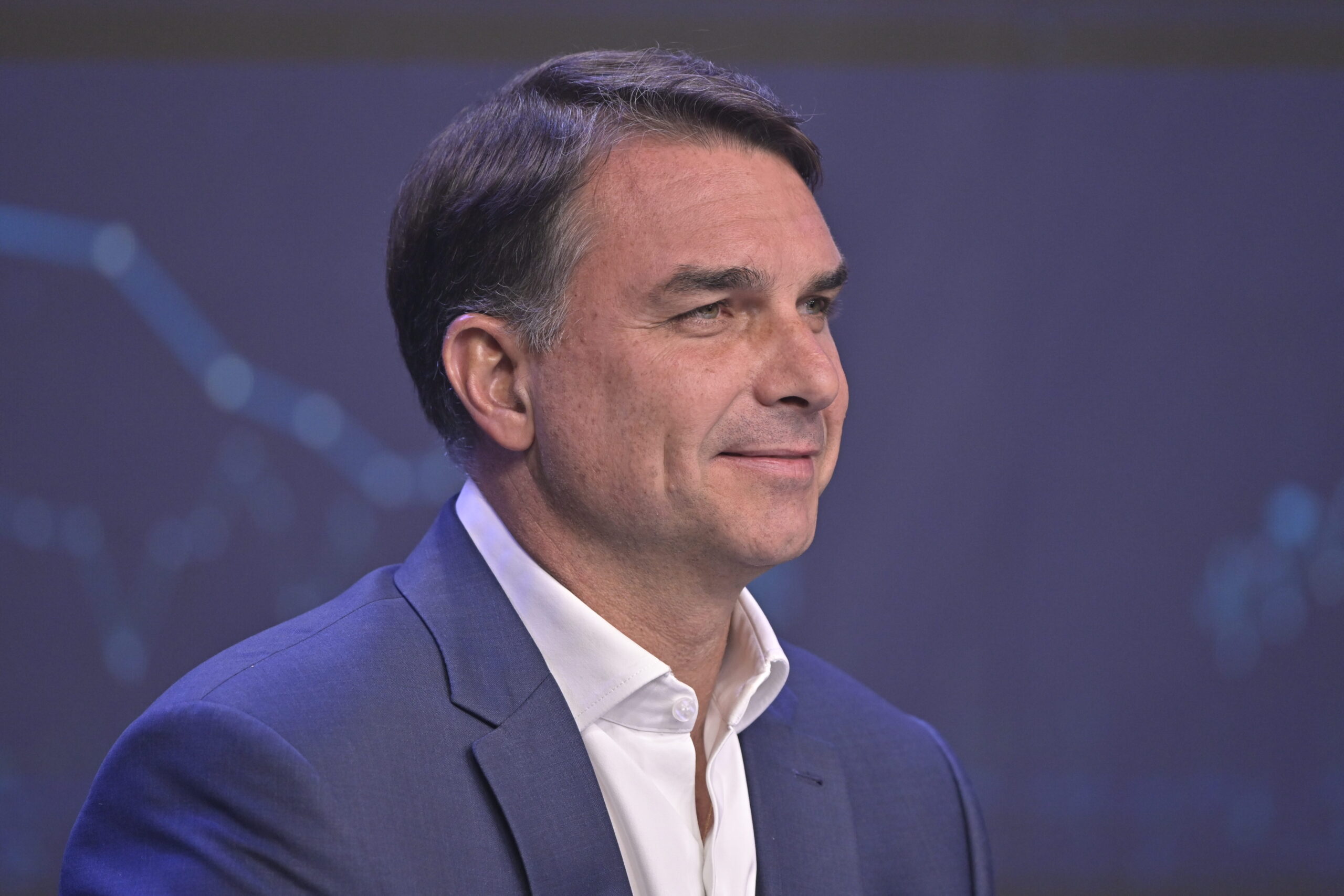 Flávio Bolsonaro lidera último Datafolha com 51% dos votos válidos 