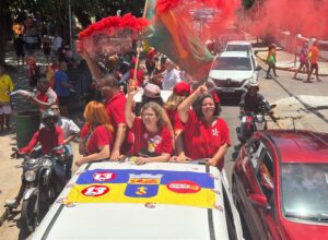 Teresa Leitão participa de carreata em Olinda em apoio a Lula