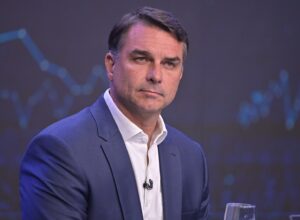 Coluna da segunda: Flávio Bolsonaro repete tática de João Campos
