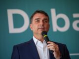 Flávio Bolsonaro muda de posição e anuncia apoio ao fim da escala 6×1