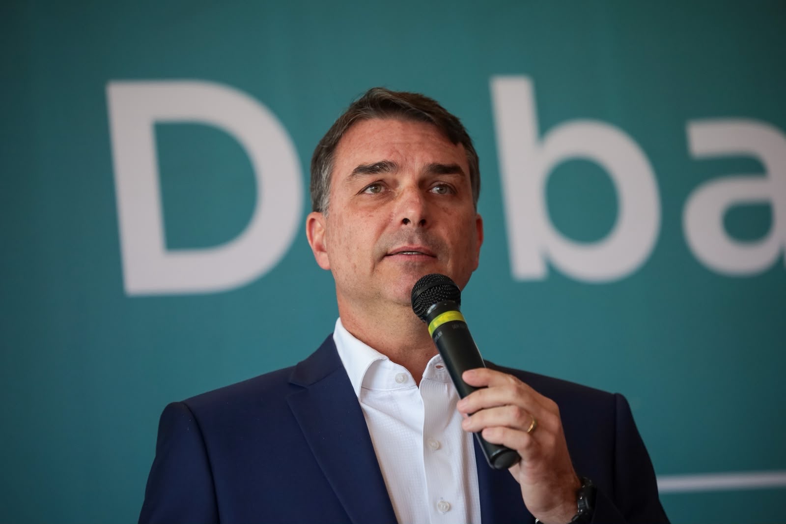 Flávio Bolsonaro muda de posição e anuncia apoio ao fim da escala 6×1