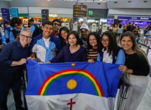 Priscila Krause acompanha embarque de 70 estudantes do Ganhe o Mundo para o Canadá