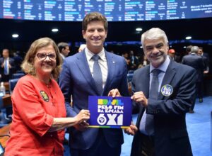 João Campos acompanha votação e destaca apoio do PSB ao fim da escala 6×1