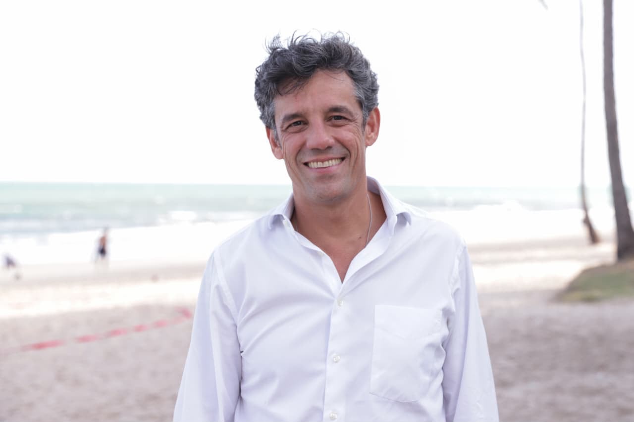 Daniel Coelho e outros três secretários reassumem pastas no Estado