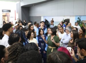  Priscila Krause acompanha embarque de estudantes pernambucanos para a Inglaterra