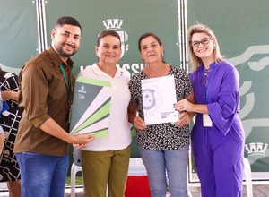 Elcione Ramos entrega 31 títulos de propriedade a moradores da Vila Saramandaia