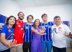 Raquel vota em Caruaru e acompanha estreia do filho mais velho como eleitor