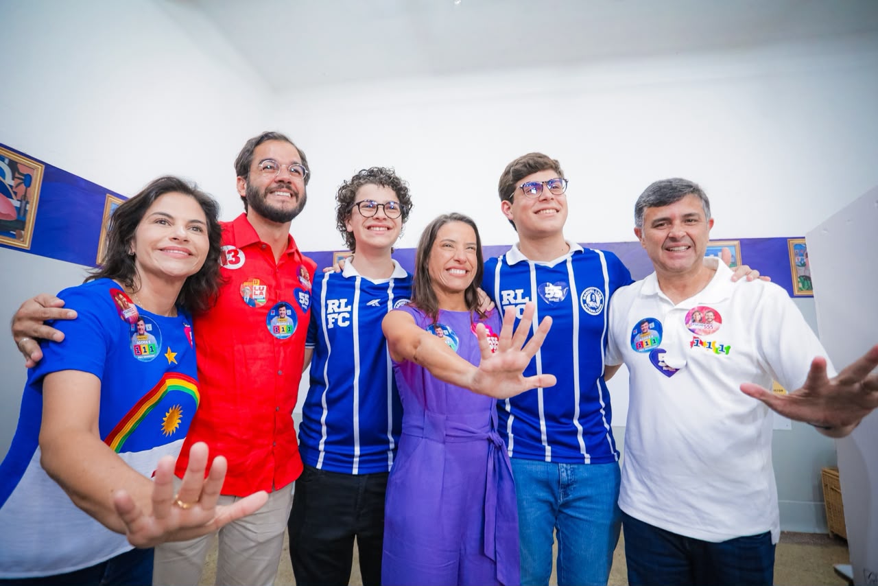 Raquel vota em Caruaru e acompanha estreia do filho mais velho como eleitor