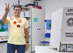 Victor Marques vota na Torre ao lado de João Campos e aliados da Frente Popular