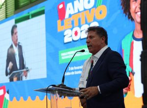 Lula Cabral anuncia bônus de R$ 1 mil para professores do Cabo