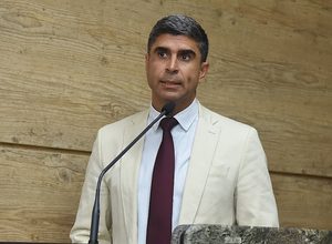 Delegado Lessa cobra perdão de dívidas dos feirantes em Caruaru