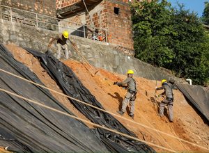 Raquel Lyra vistoria obras de contenção de encostas no Recife
