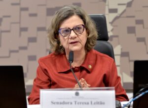 Teresa anuncia apoio a duas CPMIs sobre casos envolvendo Lulinha e Flávio Bolsonaro